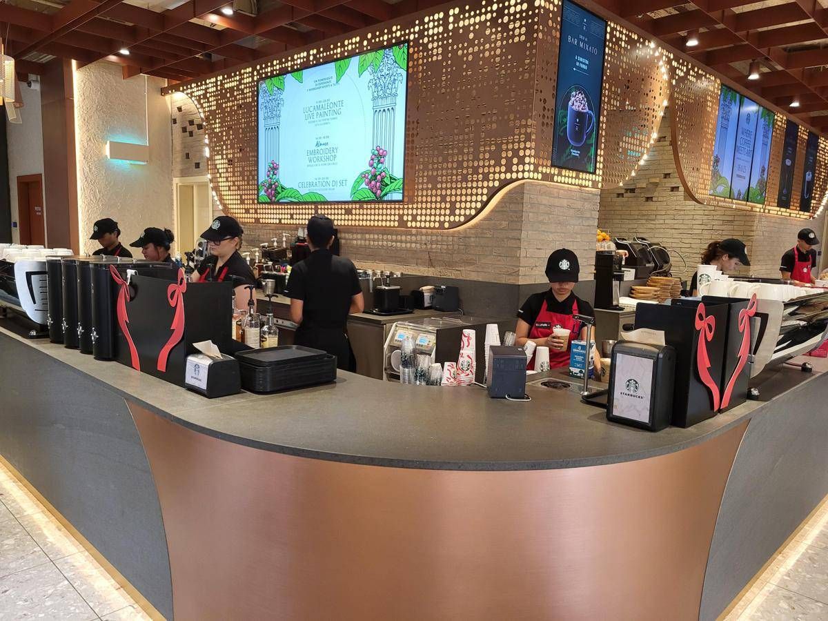 Starbucks-Percassi, 1° anniversario apertura unico Flagship Store in Italia in P.zza S. Silvestro - 
