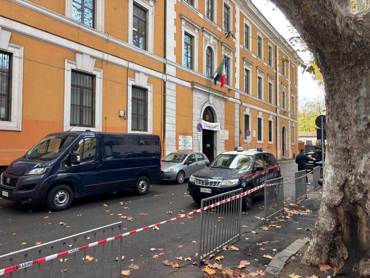 Roma, telefonata segnala bomba all'istituto De Amicis: studenti evacuati - 