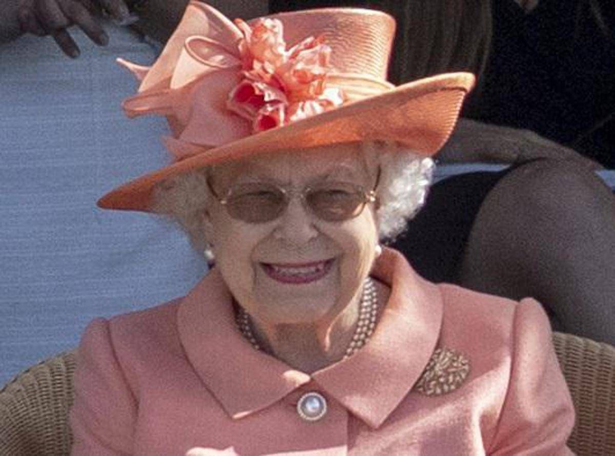 Londra, in mostra il sontuoso guardaroba della regina Elisabetta - 