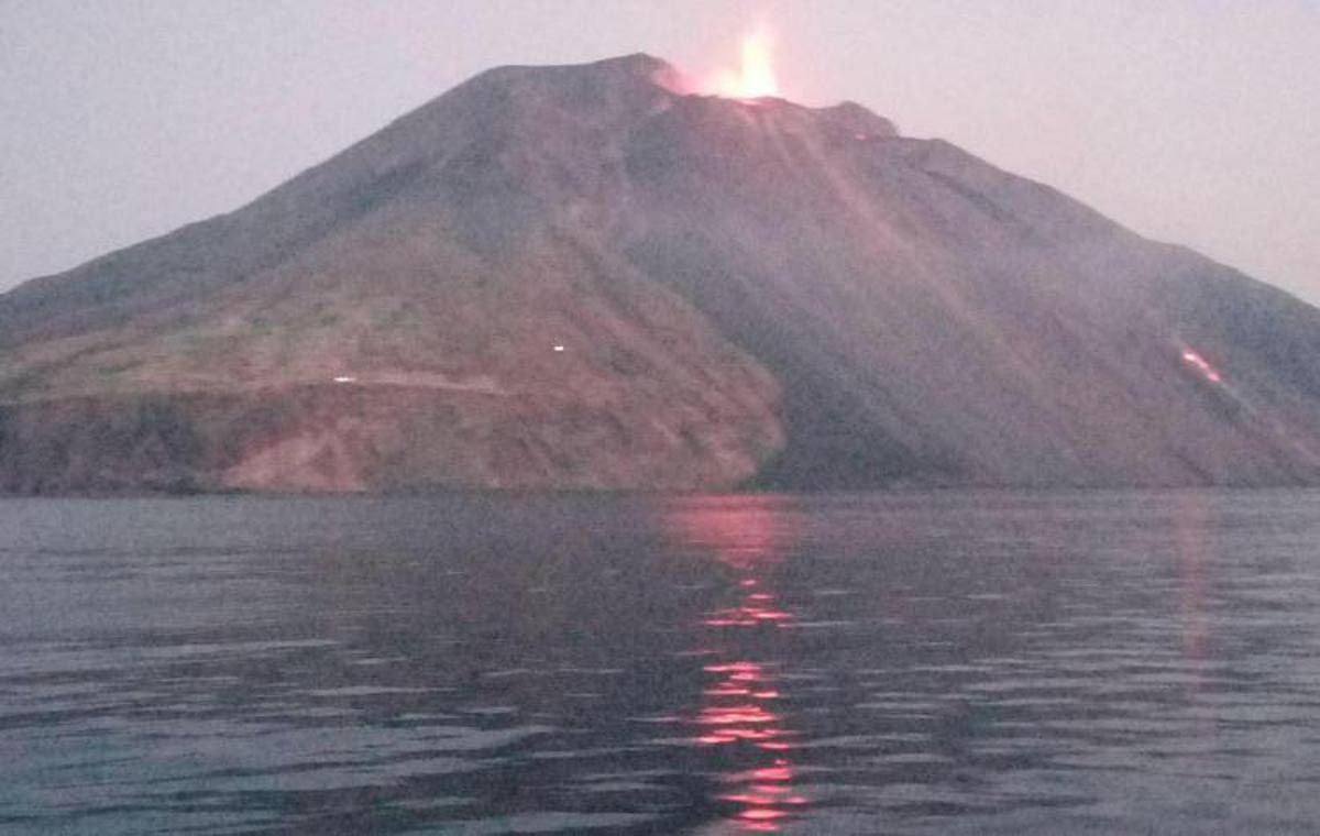 Stromboli, trabocco e flusso lavico sulla Sciara del Fuoco - 