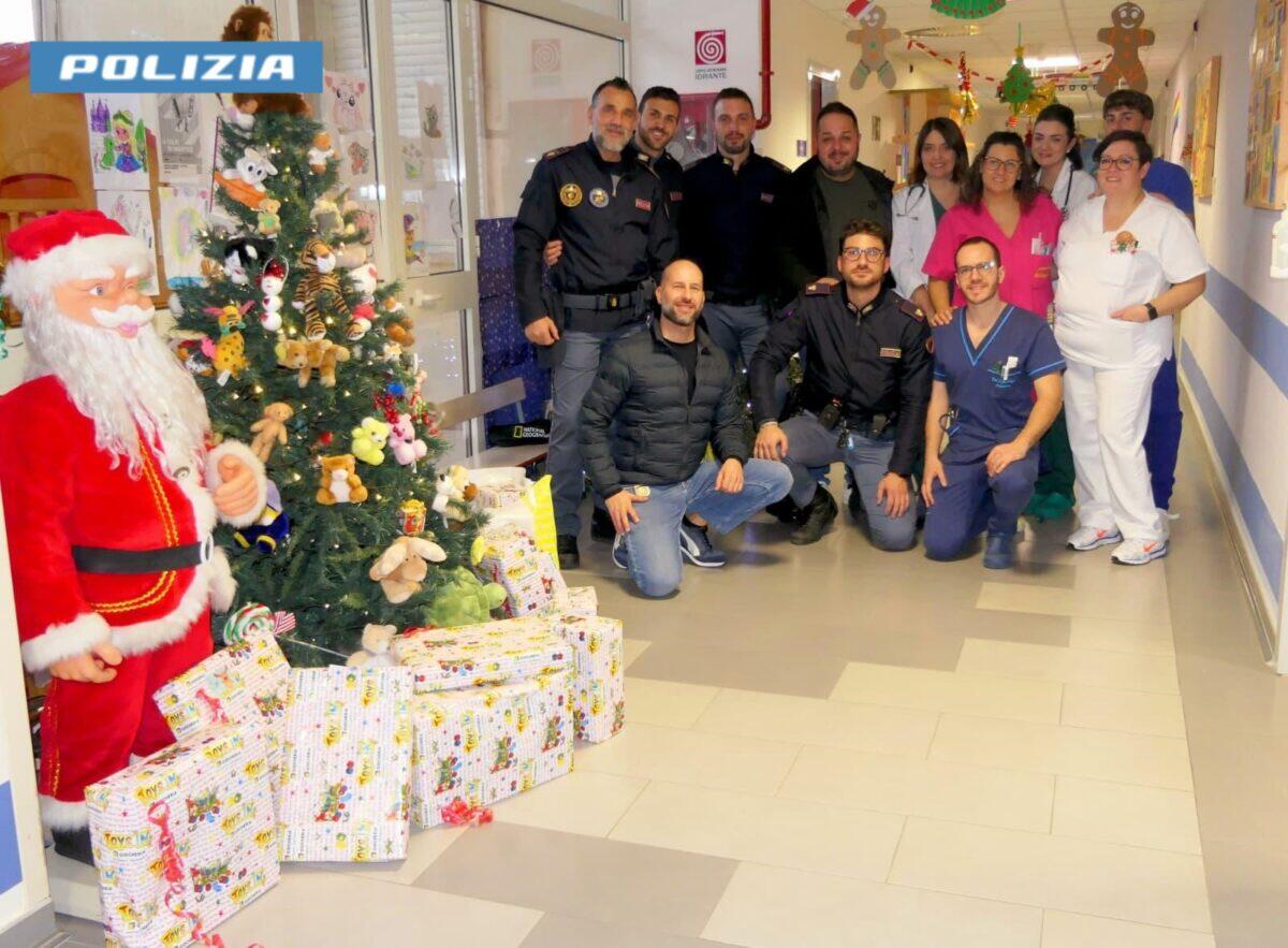 La Polizia di Ragusa porta gioia ai bambini ricoverati in Pediatria con doni natalizi - 