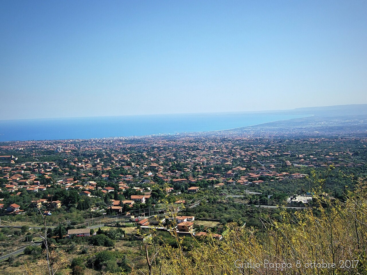 Un territorio immenso ai piedi dell’Etna: il comune vulcanico con una storia segnata da passaggi cruciali - Foto: Giulio Pappa/Wikipedia