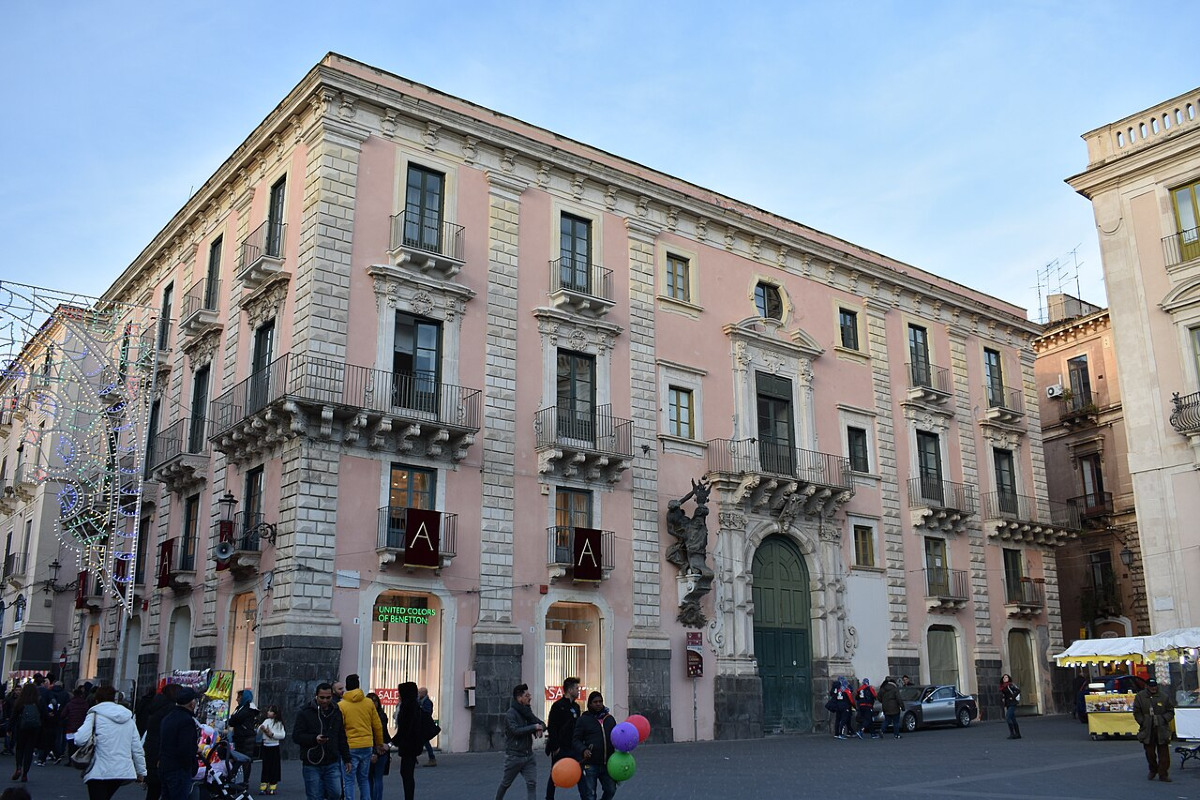La verità nascosta sul Palazzo Gioeni Asmundo di Catania e l’ospite inatteso che cambiò tutto - Foto: Francesco Lombardi/Wikipedia