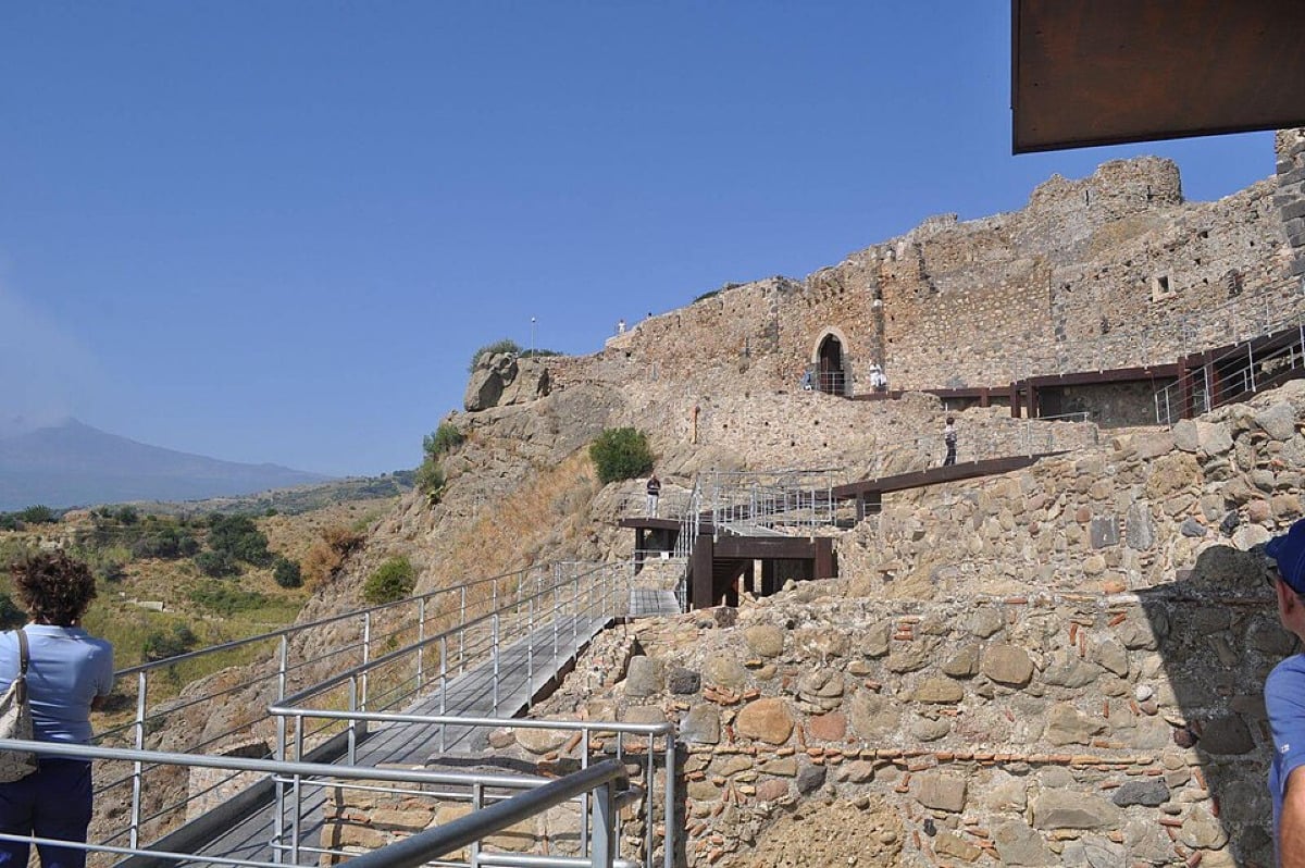 Il borgo catanese che sfida secoli, castelli e terremoti con una storia incredibile - Foto: Aidil5/Wikipedia