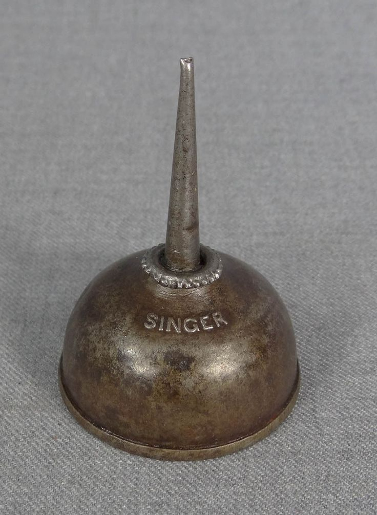 Il misterioso oliatore Singer: il piccolo oggetto che tutti avevamo in casa senza conoscerne il nome - 