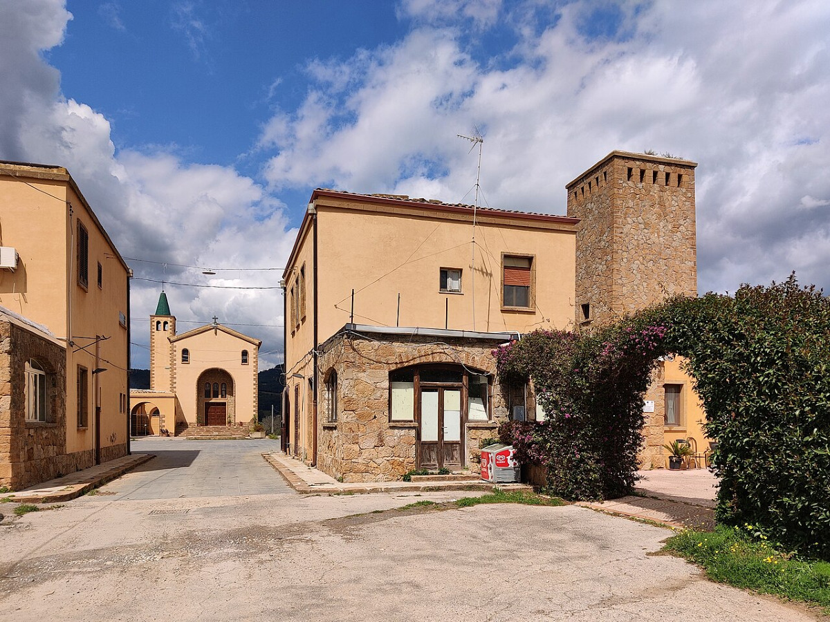 Il borgo ennese che doveva rinascere e oggi racconta un’altra verità sorprendente - Foto: Simon Legner/Wikipedia