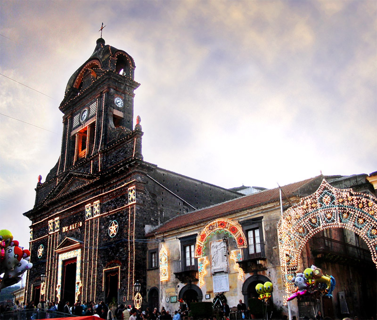 Il paese che custodisce un gigante millenario: la storia incredibile di un borgo che ha sfidato l'Etna - Foto: Alqasar/Wikipedia