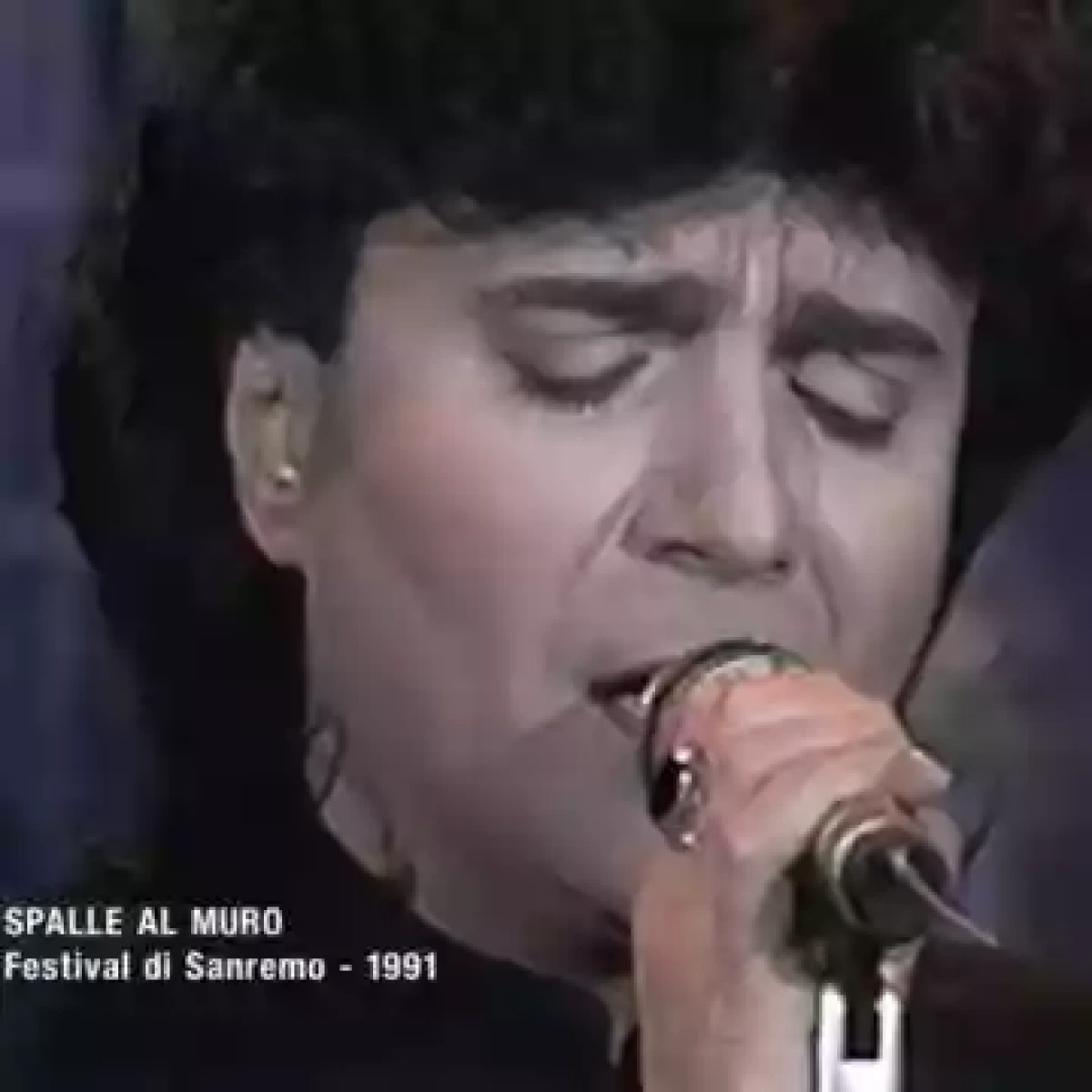 Spalle al muro di Renato Zero: la canzone che ci ha insegnato a guardarci dentro - 