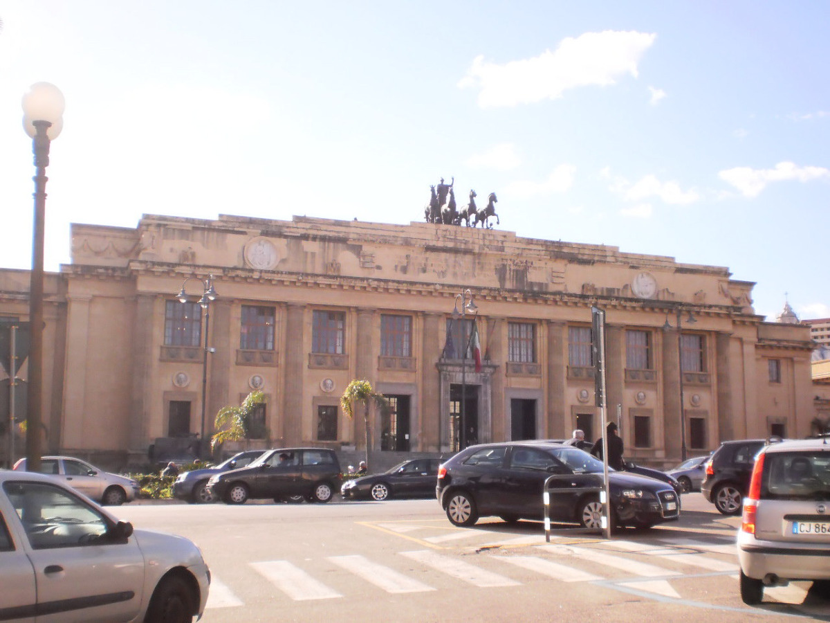 Il segreto nascosto dietro Palazzo Piacentini di Messina e la sua rinascita incredibile - Foto: Zoologo/Wikipedia
