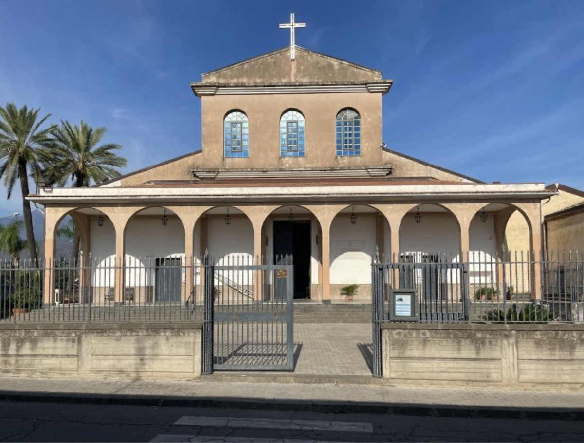 Il santuario che veglia su Fiumefreddo: la storia della Beata Vergine del Rosario tra fede, architettura e un dettaglio inatteso - Foto: Fscarfia06/Wikipedia