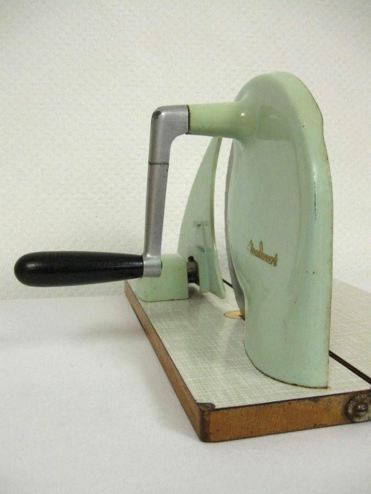 L’affettatrice a manovella: lo strano oggetto che un tempo non mancava in cucina - 