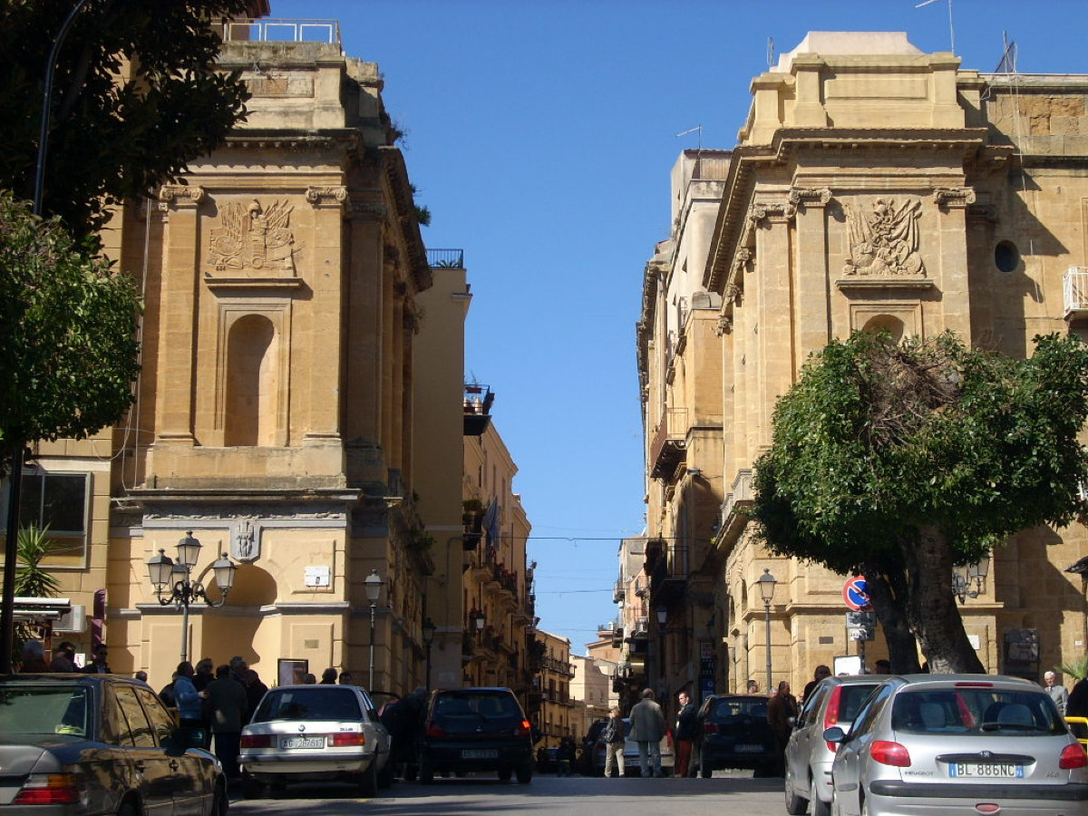 La via che ha sedotto Agrigento per secoli: il salotto ribelle dove si decidevano amori, intrighi e rivoluzioni silenziose - Foto: Antonino Riggio/Wikipedia