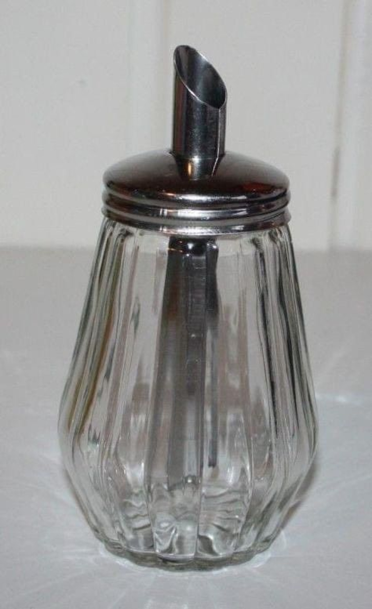 Lo spargizucchero di vetro: l’oggetto dimenticato che stava su tutte le tavole - 