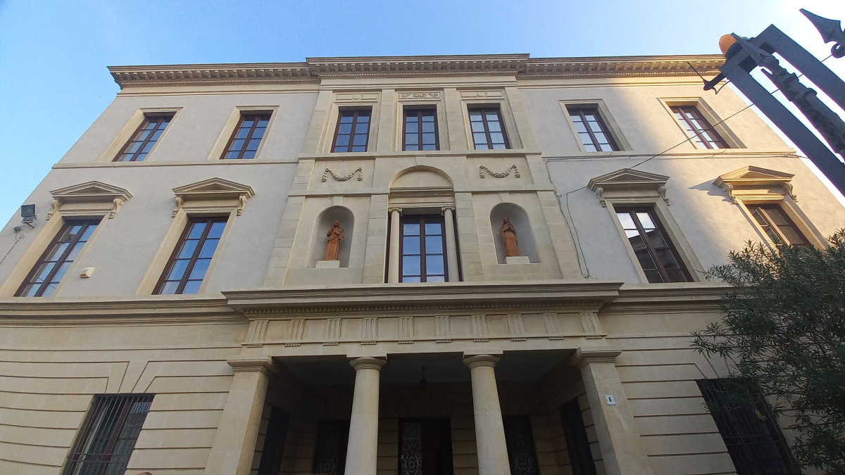 Il Seminario Vescovile di Acireale è baluardo di fede e cultura, dove futuri preti crescono tra affreschi e libri antichi. - Foto: WikiCMEtnensis/Wikipedia
