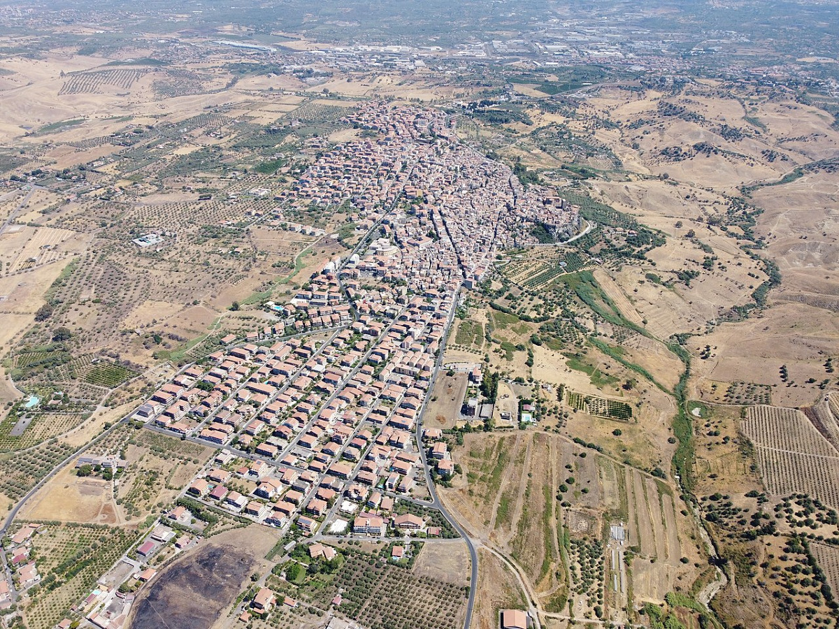 Motta Sant’Anastasia, la sentinella medievale sulla piana - Foto: BenjySanry/Wikipedia