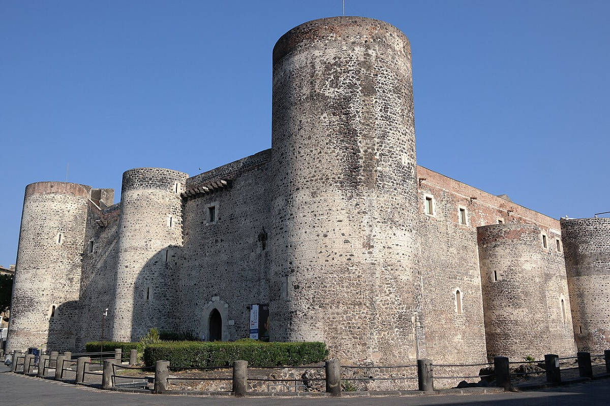 Il Castello Ursino è il gigante normanno che veglia su Catania da secoli, baluardo tra lava e mare. - Foto: Luca Aless/Wikipedia