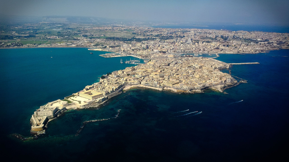 I cunicoli segreti di Siracusa: miti e passaggi nascosti nell'isola di Ortigia - Foto: Agostino Artnoir Sella/Wikipedia