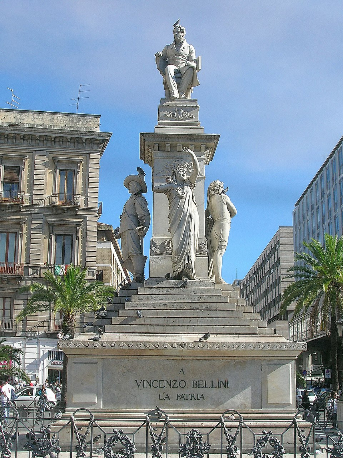 Il monumento a Vincenzo Bellini, cuore bianco di piazza Stesicoro - Foto: Triquetra/Wikipedia