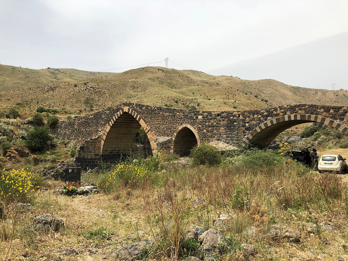 Il Ponte dei Saraceni, dove il Simeto stringe la mano alla storia di Catania - Foto: Davide Mauro/Wikipedia