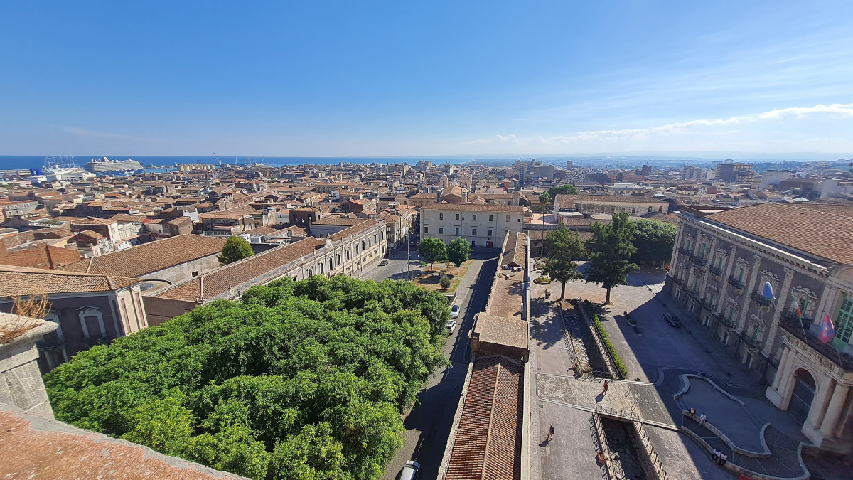 Il salotto inquieto ai piedi del monastero: la piazza dove Catania sogna e si sgretola - Foto: Derbrauni/Wikipedia