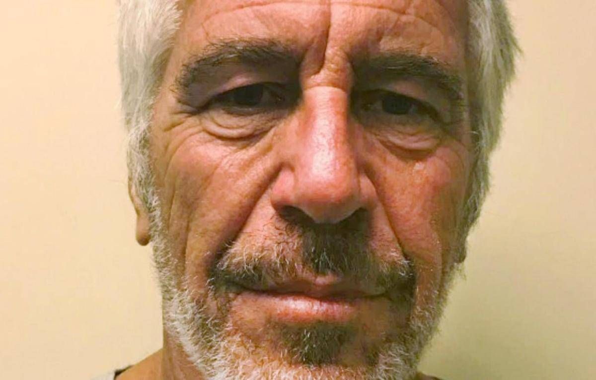 Epstein, pubblicati i file: c'è anche Clinton in piscina - 