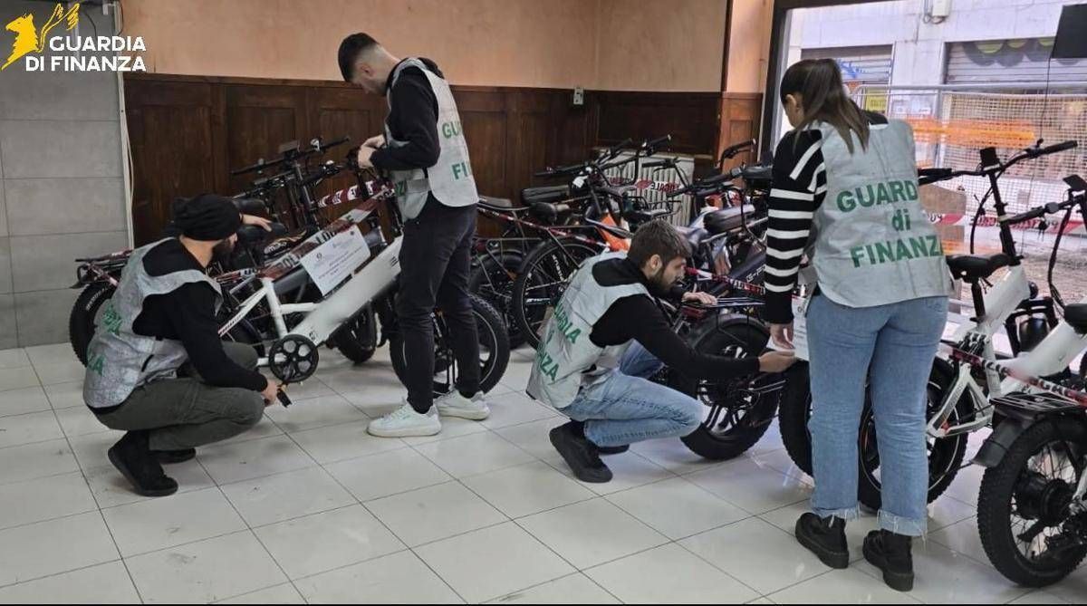 Potenziavano i motori delle e-bike: sequestrate 295 bici e due denunce - 