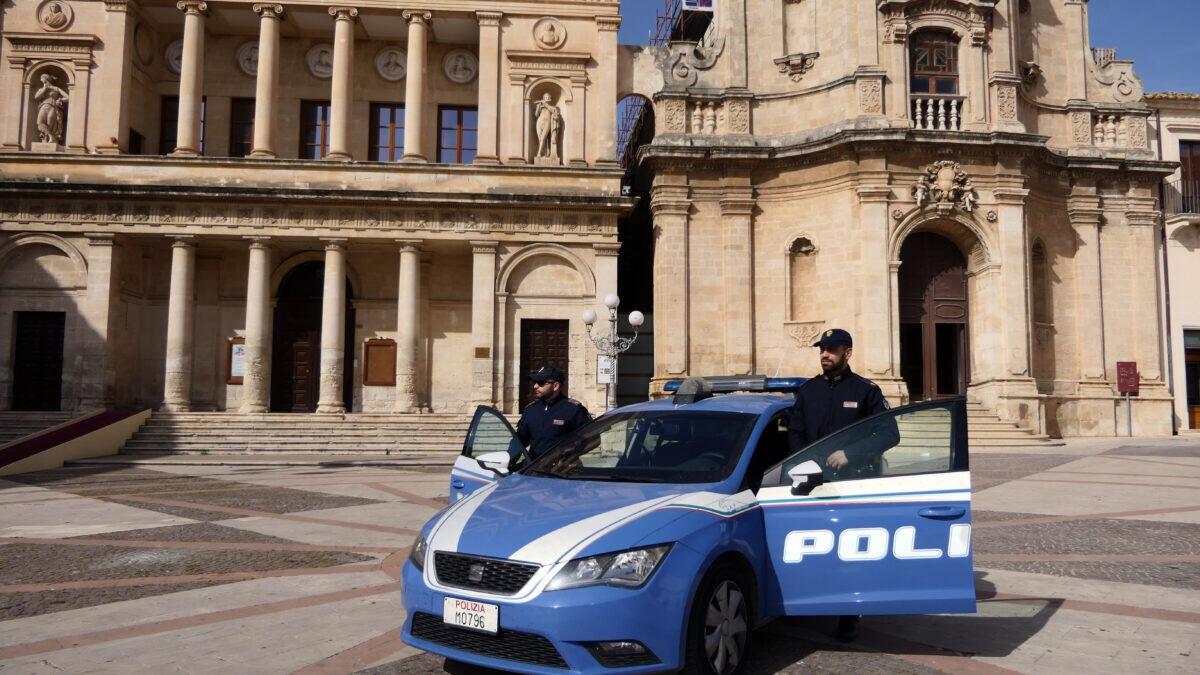 Polizia di Ragusa applica braccialetto elettronico a uomo accusato di atti persecutori nei confronti dell'ex compagna - 