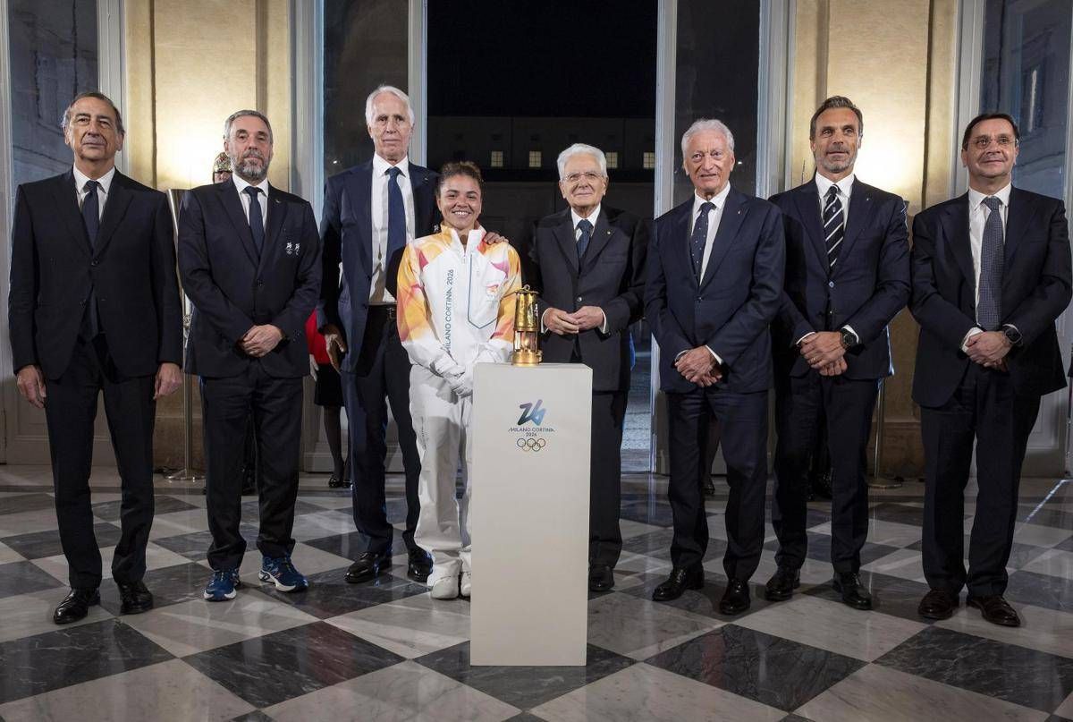 Milano Cortina 2026, la fiamma olimpica è arrivata in Italia ed è stata consegnata a Mattarella - 