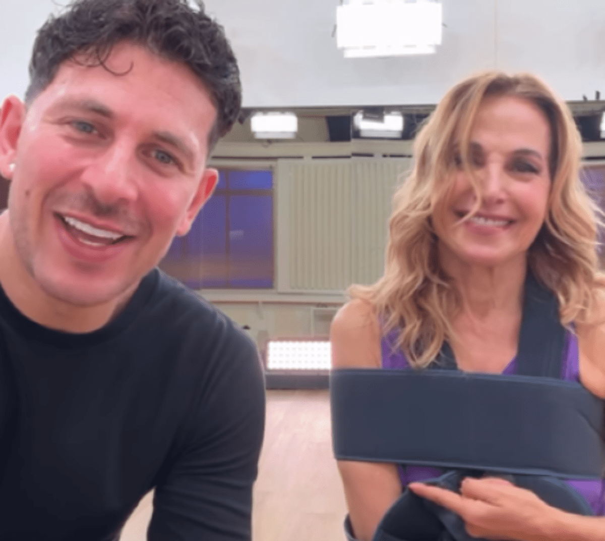 Ballando, Barbara D'Urso col tutore al braccio: "Io non mi arrendo" - 