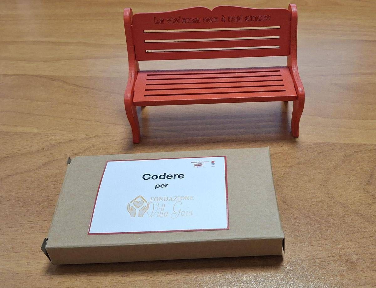 Violenza sulle donne, 'Piccola Panchina Rossa' da scrivania: il regalo per sostenere la speranza - 