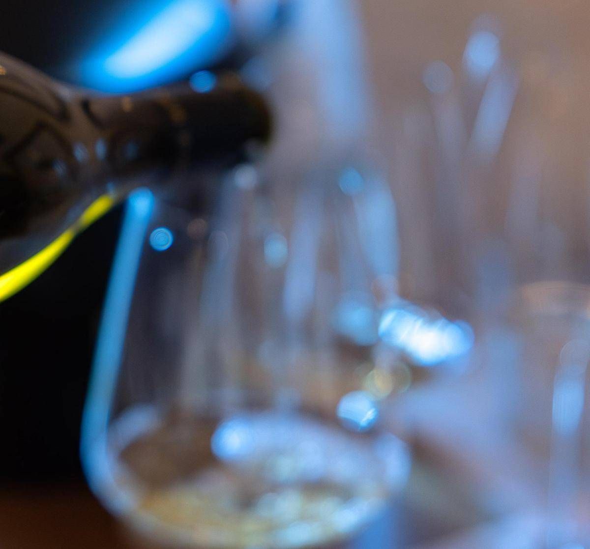 Vino tra piacere e rischi, l'immunologo: "Serve disciplina, massimo 1-2 bicchieri al giorno" - 