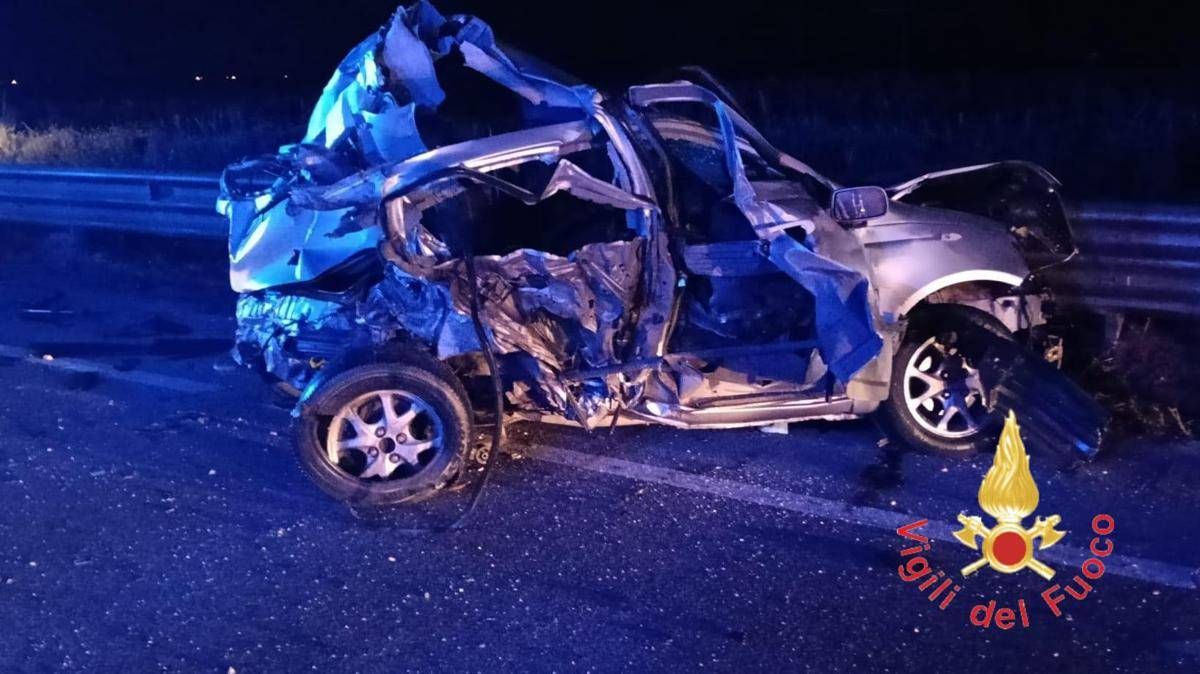 Scontro tra un furgone e due auto sulla Ss 106, un morto e tre feriti - 