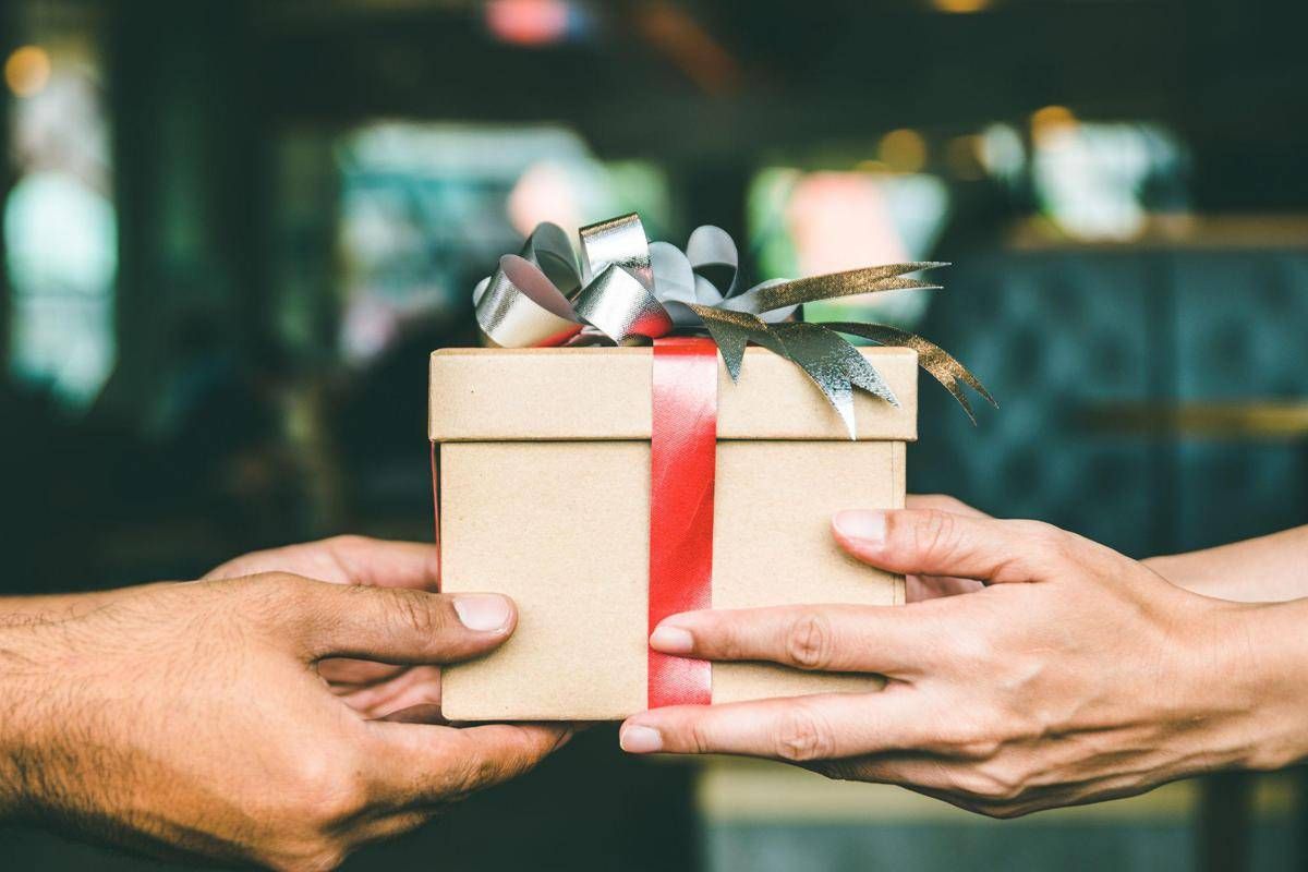 Natale, regali a rischio esplosione? La minaccia dietro smartphone e pc - 