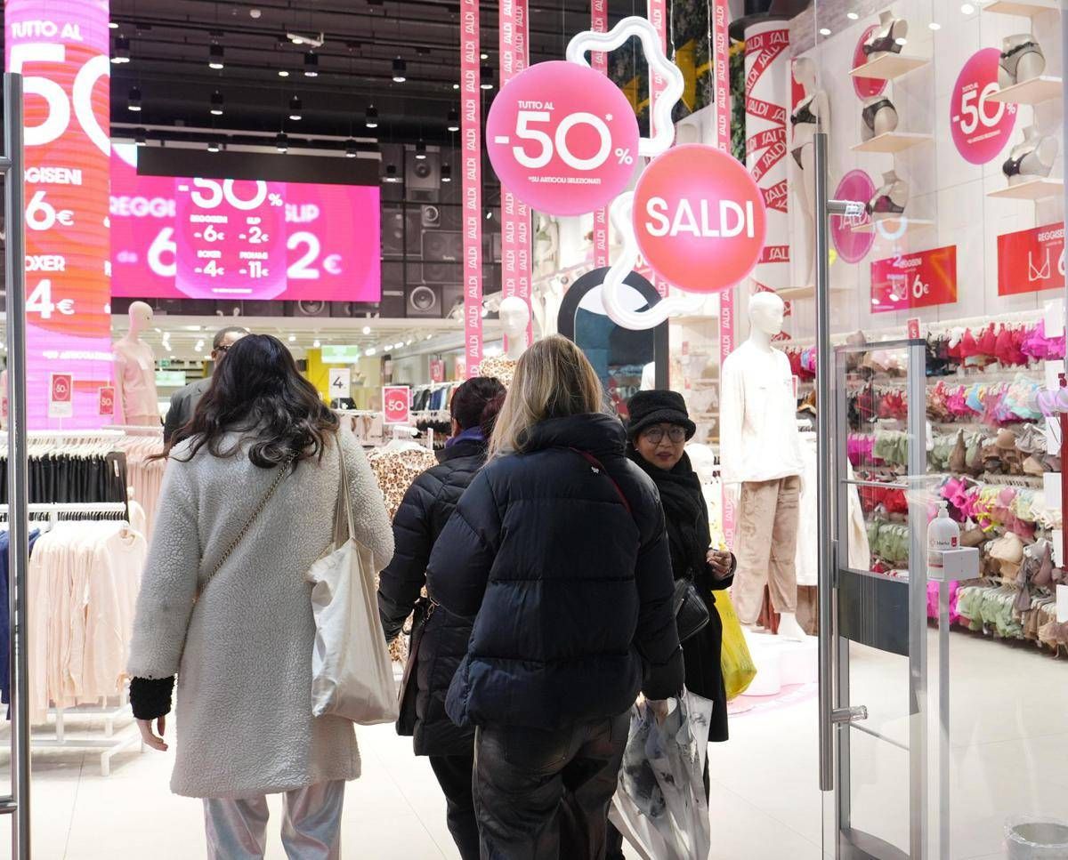 Saldi invernali 2026, dalla Lombardia al Lazio: quando iniziano - 