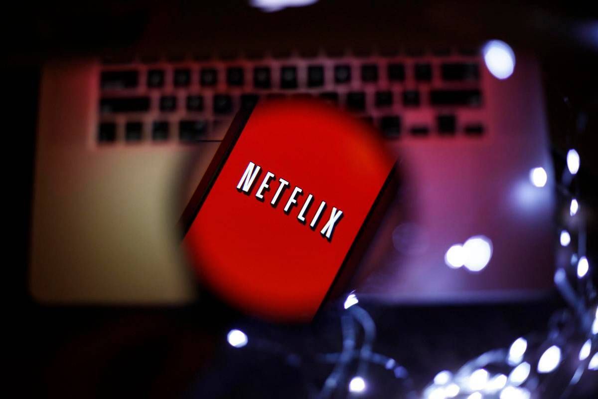 Netflix, l'acquisto di Warner Bros scuote il cinema Usa: timore di tagli a posti e sale - 