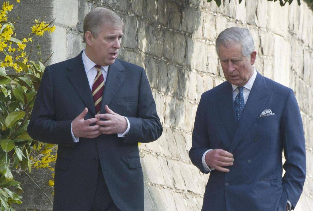 Altro che Sandringham, Carlo potrebbe spedire Andrea in un esilio dorato - 