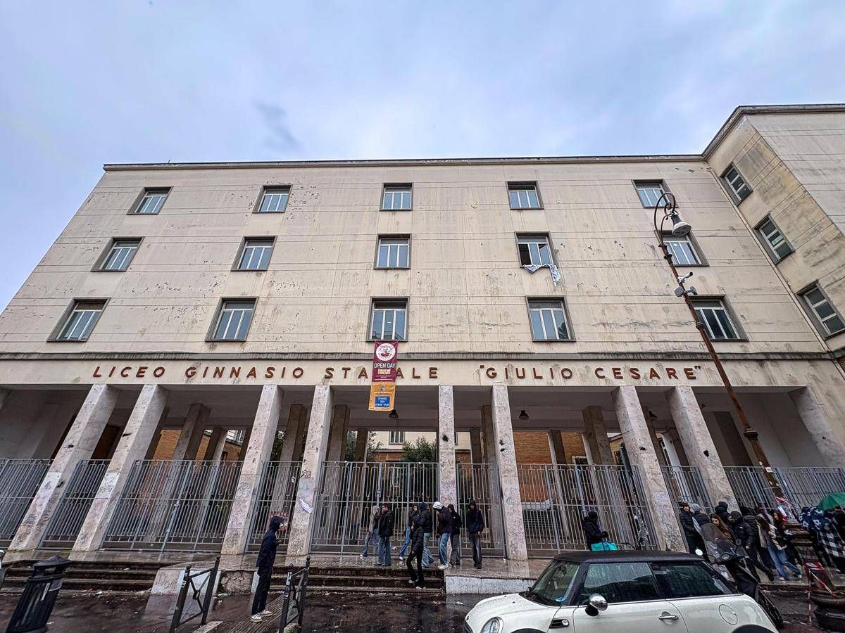 Nuova 'lista stupri' nel bagno del liceo Giulio Cesare di Roma: annullati i viaggi d'istruzione - 