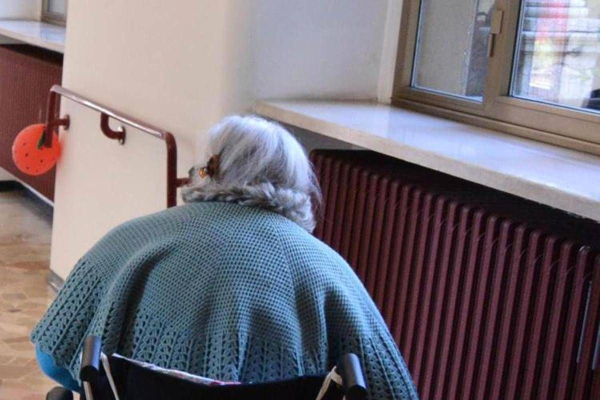 Violenza sessuale su anziane ospiti di un'Rsa, arrestato un infermiere - 