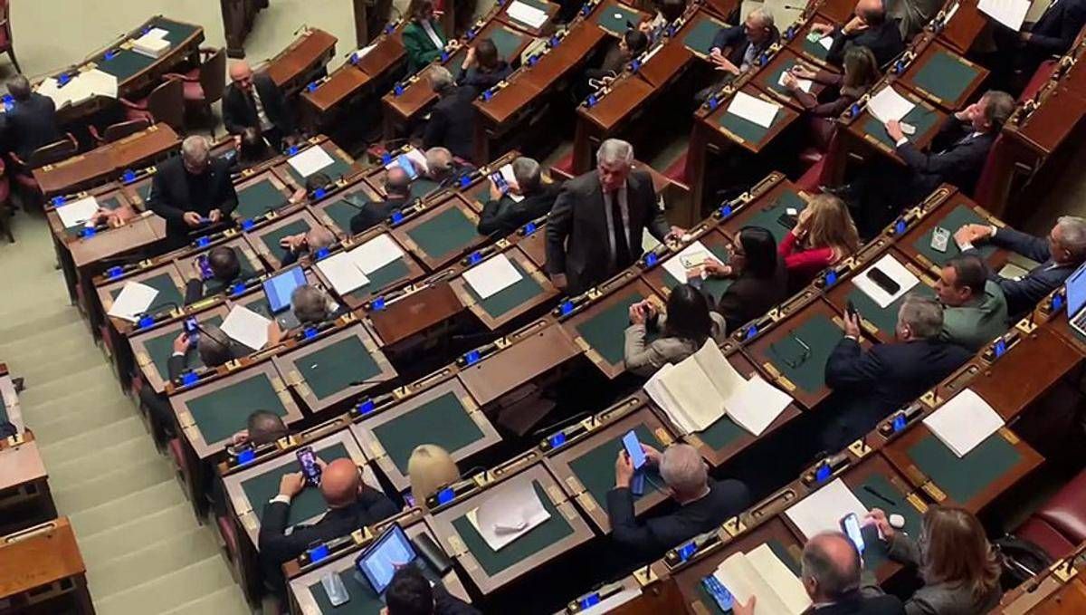 Manovra, in aula Tajani saluta Fascina. Poi lungo colloquio - 