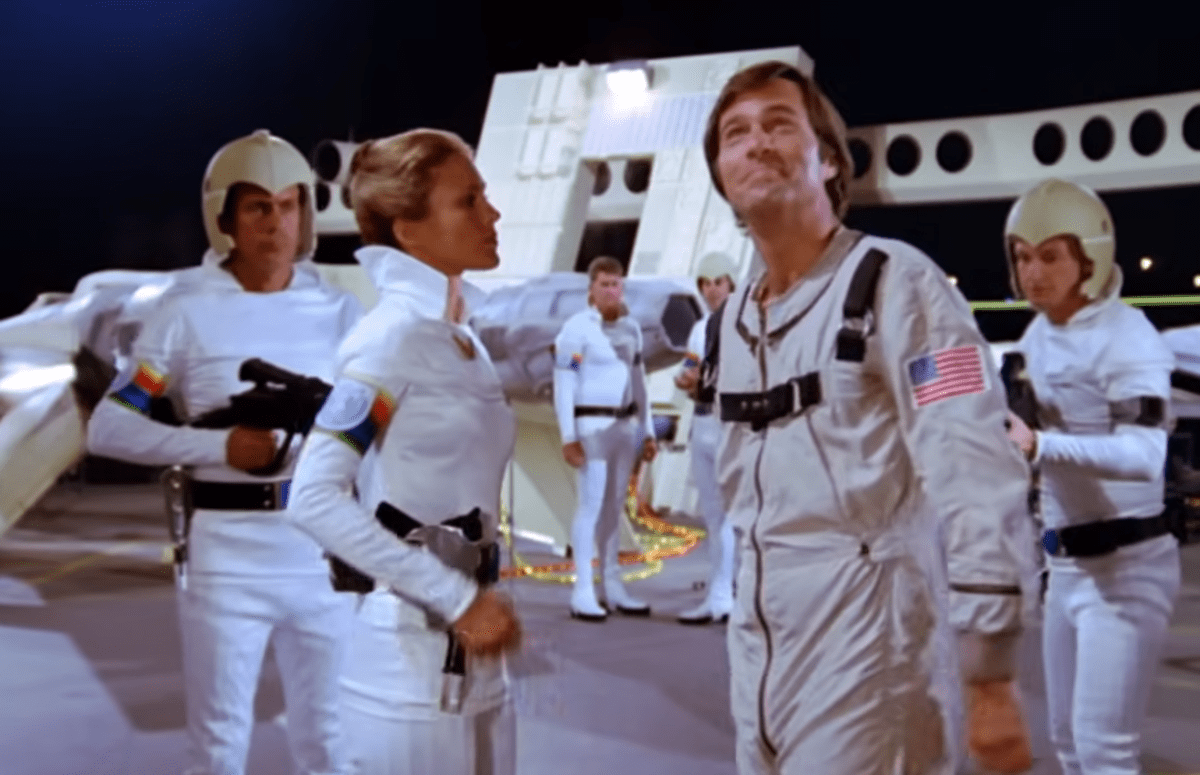 Addio a Gil Gerard, il capitano 'Buck Rogers' eroe del futuro è morto a 82 anni - 