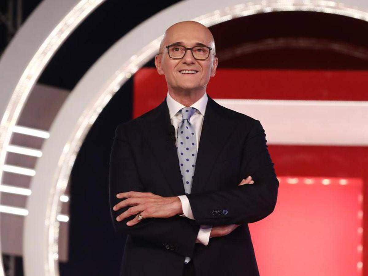Alfonso Signorini si autosospende da Mediaset: "Campagna diffamatoria e calunniosa" - 