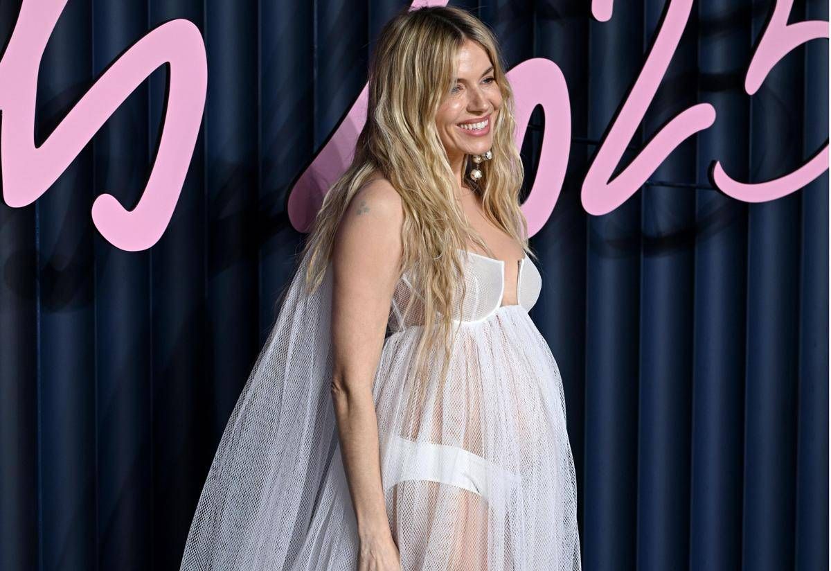 Sienna Miller è incinta, l’annuncio sul red carpet dei Fashion Awards 2025 - 