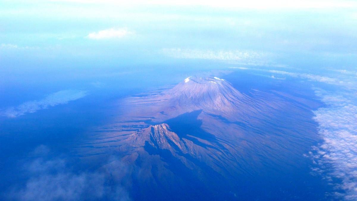 Elicottero in missione di soccorso si schianta sul Kilimangiaro, 5 morti - 