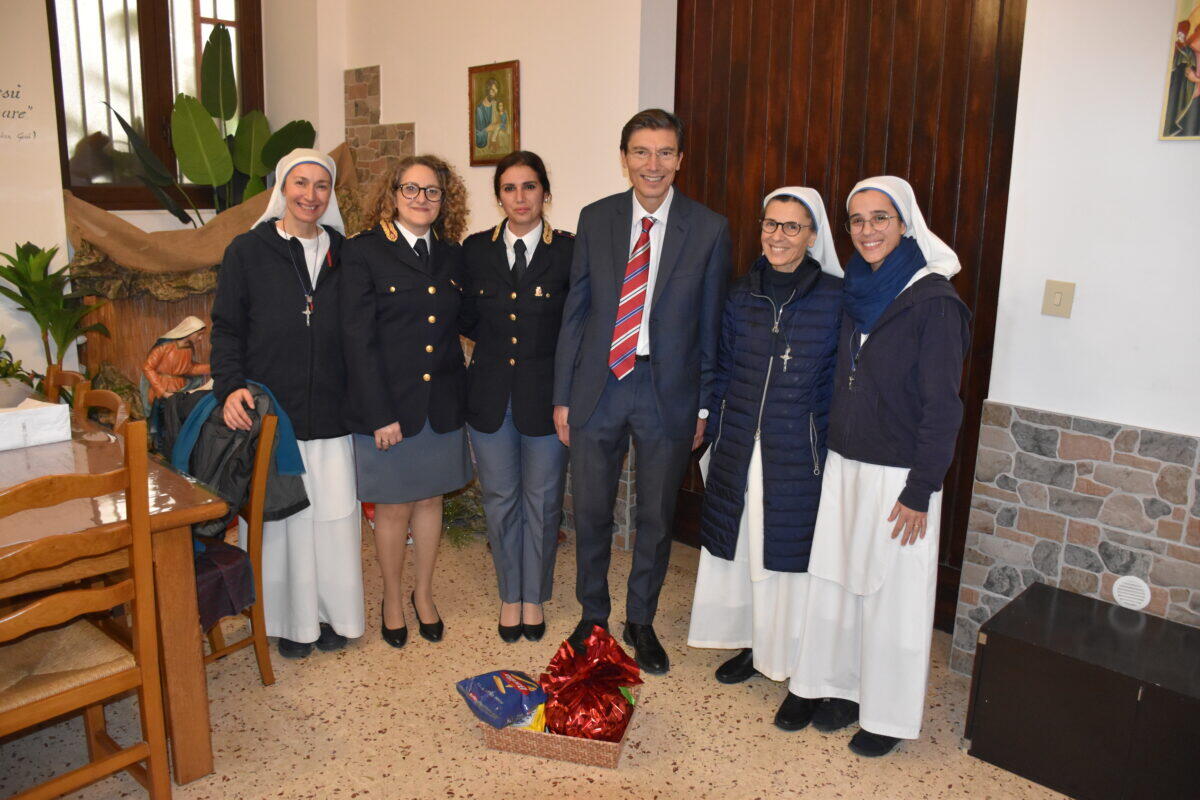 Solidarietà e Impegno della Polizia di Trapani nella Comunità “Serve di Gesù Povero” durante le Festività Natalizie - 