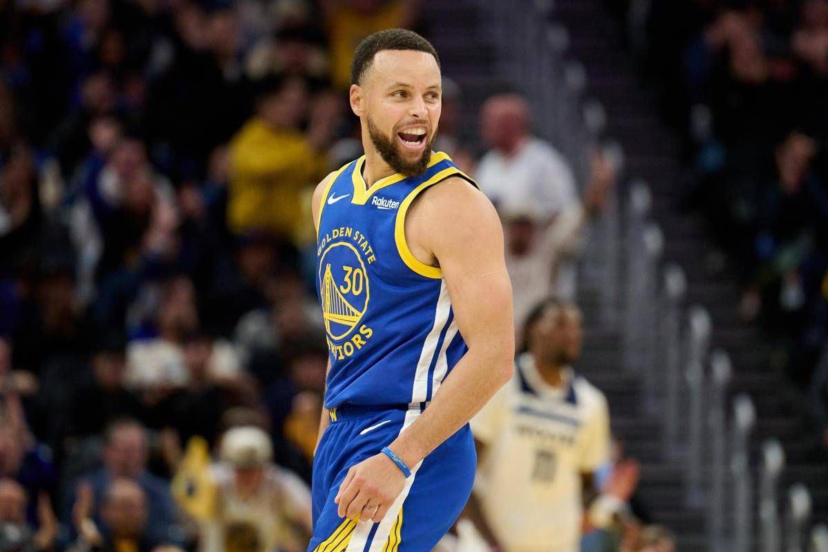 Curry, magia in Nba: fa canestro... dal tunnel degli spogliatoi - 