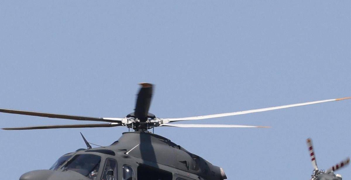 Il pilota dei soccorsi sull'Himalaya e gli operai, chi era a bordo dell'elicottero caduto - 