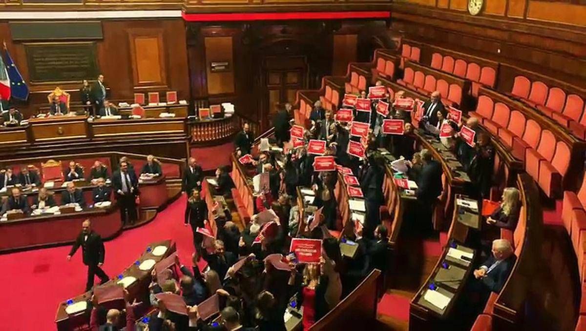 Manovra, la protesta dell'opposizione in Senato: cartelli e opuscoli in Aula - 