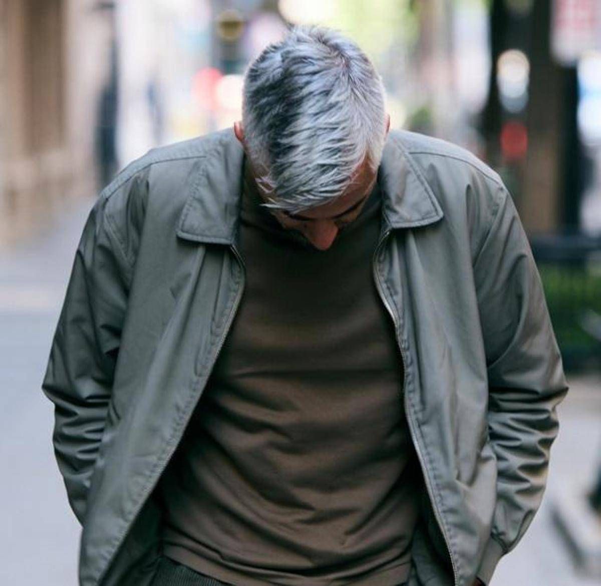 Capelli grigi e bianchi, non è solo questione di età: le cause e gli studi - 