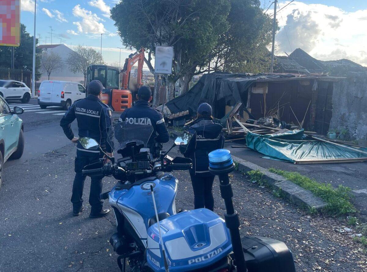 Interventi della Polizia a Catania: Rimozione di strutture abusive per il ripristino della legalità urbana - 