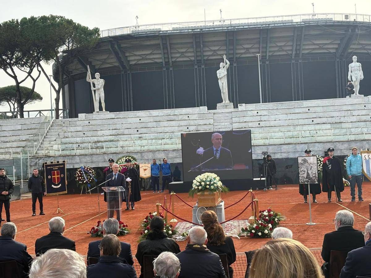 Addio a Nicola Pietrangeli, a Roma l’ultimo saluto alla leggenda del tennis sulle note di My Way - 